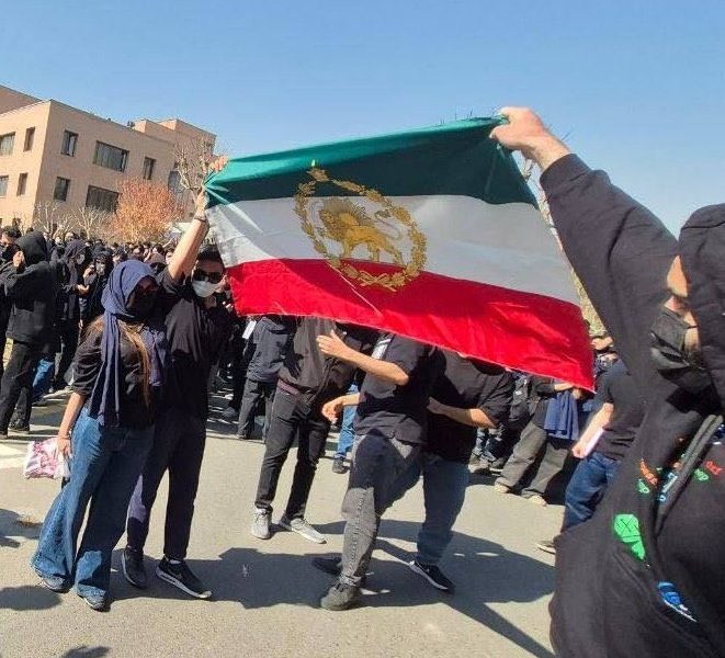 Serviciul secret al Gardienilor Revoluției Islamice din Iran, IRGC, a lansat un avertisment dur către populație, indicând clar că orice tentative de protest pe străzi vor fi întâmpinate cu o forță mult mai grea și mai sângeroasă decât cele din decembrie și ianuarie, perioadă în care țara s-a aflat în plină criză socială și politică