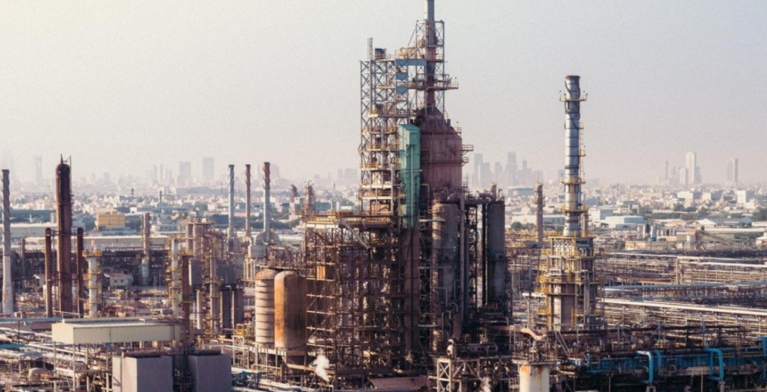 Un incendiu devastator a lovit recent instalațiile rafinăriei de la Al-Maameer din Bahrain, provocând pagube materiale semnificative și punând în alertă,reprezentanții companiei Babeo (Bapco)