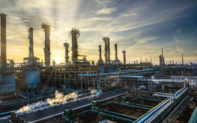 Rafinăria de petrol din Ar Ruwais, cea mai mare și singura din Abu Dhabi, a fost recent supusă unei lovituri puternice, după ce a fost atacată cu drone, declanșând un incendiu major și forțându-i închiderea temporară