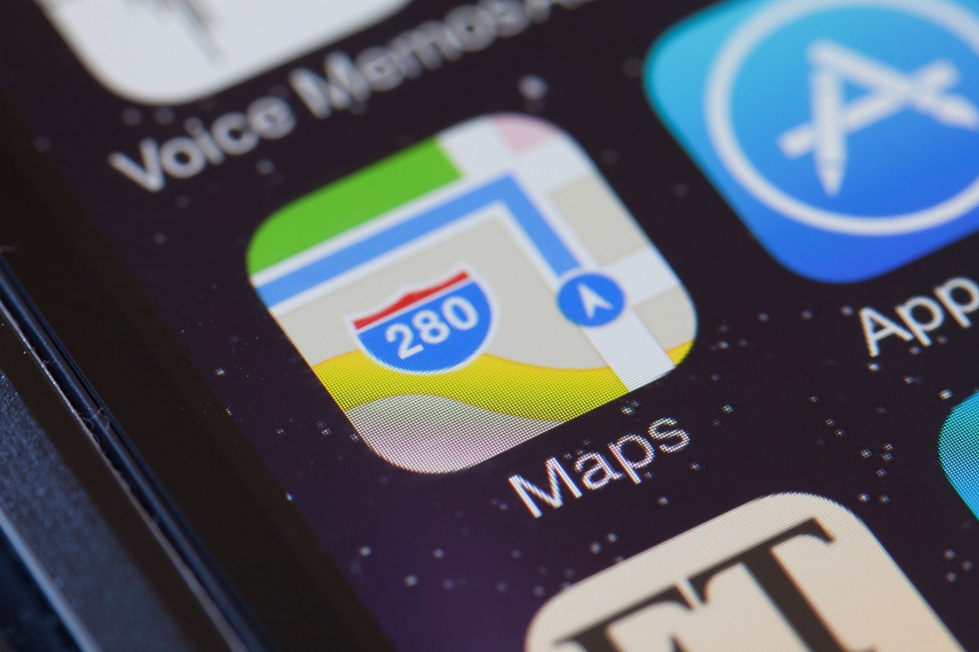 Apple face un pas semnificativ în direcția monetizării serviciilor sale, anunțând introducerea reclamelor în Apple Maps, o veste care va avea impact atât asupra utilizatorilor, cât și asupra afacerilor locale