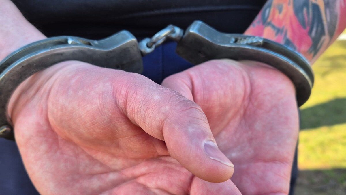 Bunicii minorului ucis în Cenei, plasat temporar sub control judiciar pentru implicare în altercație Timișoara, 20 martie 2026 – Într-un dosar care continuă să tragă la răspundere momentele dramatice din comuna Cenei, judecătorii timișoreni au decis plasarea bunicului lui Mario, minorul de 15 ani care și-a pierdut viața în luna ianuarie, sub control judiciar pentru 60 de zile