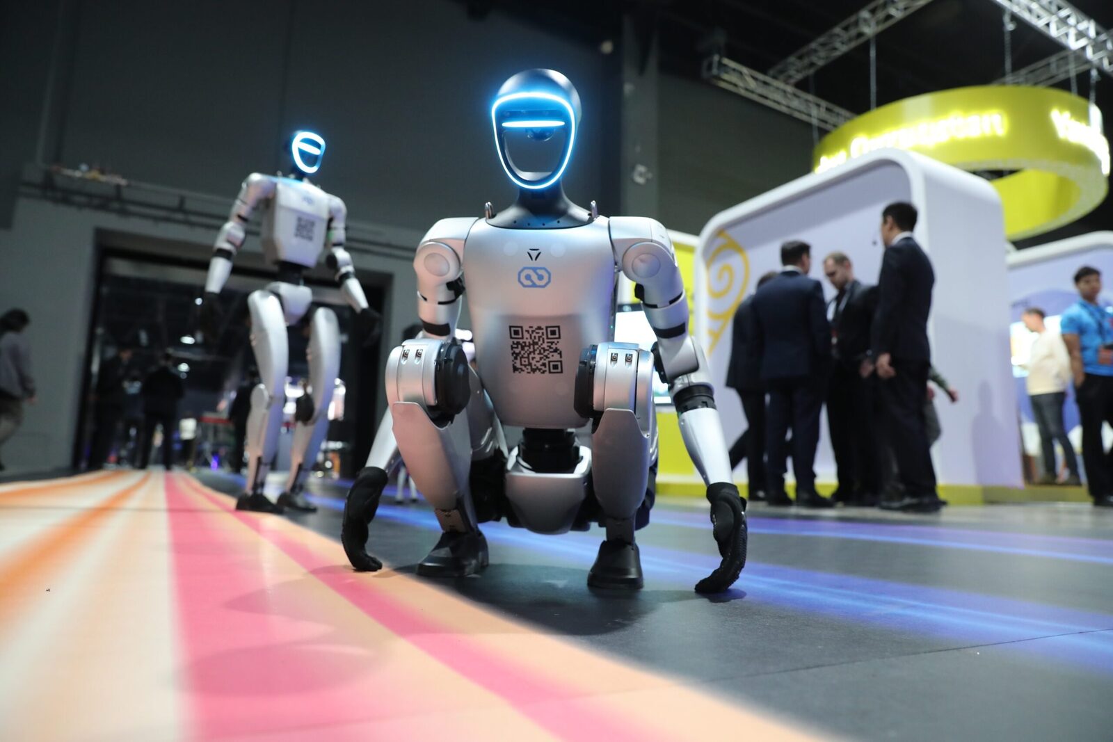 Roboții umanoizi sunt antrenați în China într-o „școală de roboți”