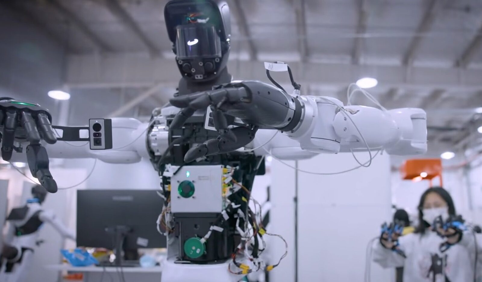 Roboți umanoizi pregătiți în China în cadrul unei „școli de roboți”