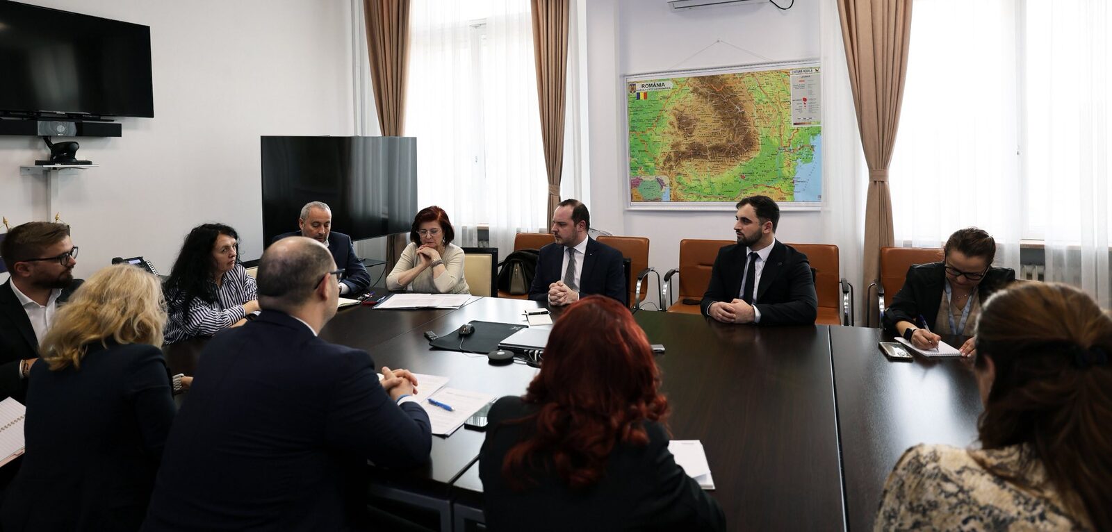 Medici rezidenți din România, în centrul atenției: protecție și predictibilitate în actul medical Situația tinerilor medici aflați în etapa de pregătire profesională în România devine din ce în ce mai actuală în contextul în care sănătatea publică și calitatea serviciilor medicale sunt subiecte de amplă dezbatere la nivel național