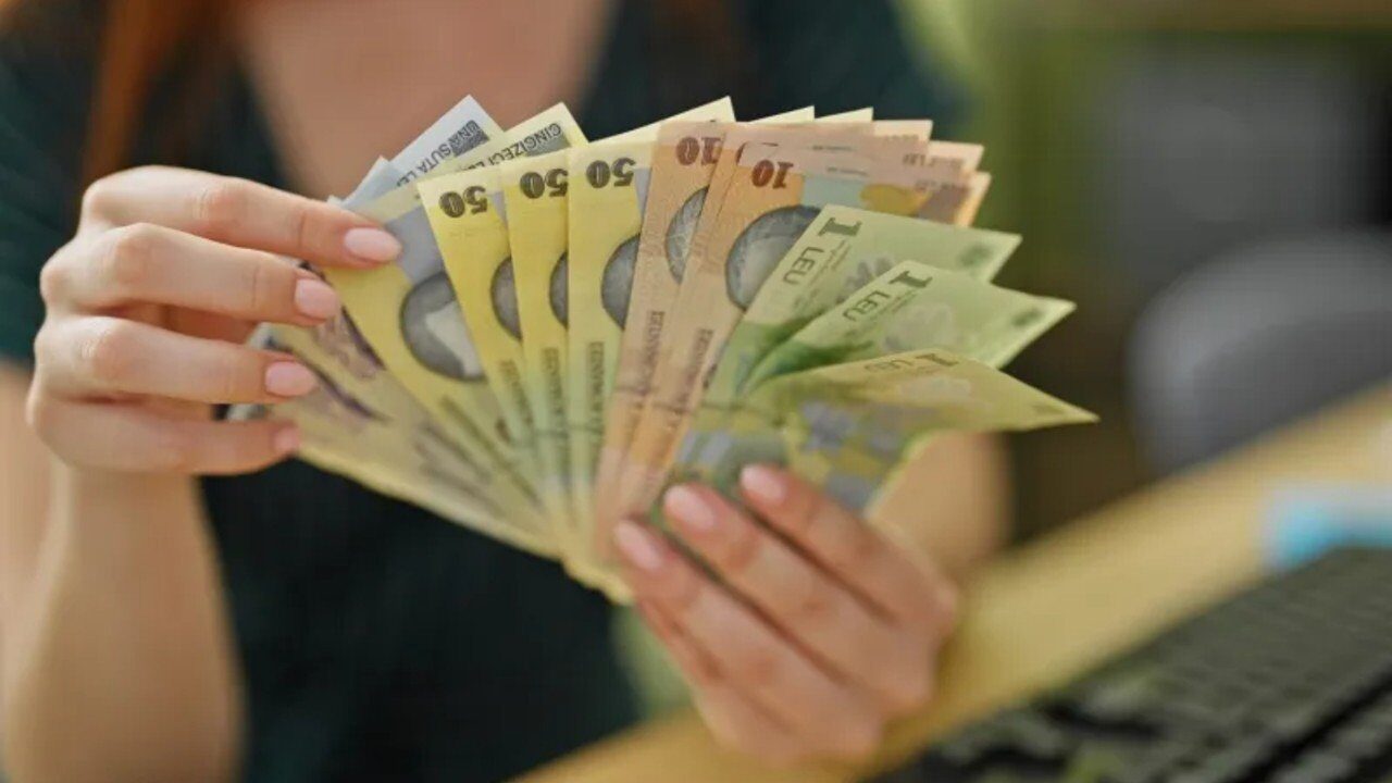 Guvernul României a anunțat, joi, 12 martie, o majorare semnificativă a salariului minim brut pe economie, decizie care va avea impact direct asupra salariilor românilor începând cu 1 iulie 2026