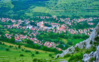 Satul românesc din inima Munților Apuseni, numit Petrindu, devine din ce în ce mai cunoscut pentru peisajele sale idilice și atmosfera de liniște, asemeni celor din Elveția