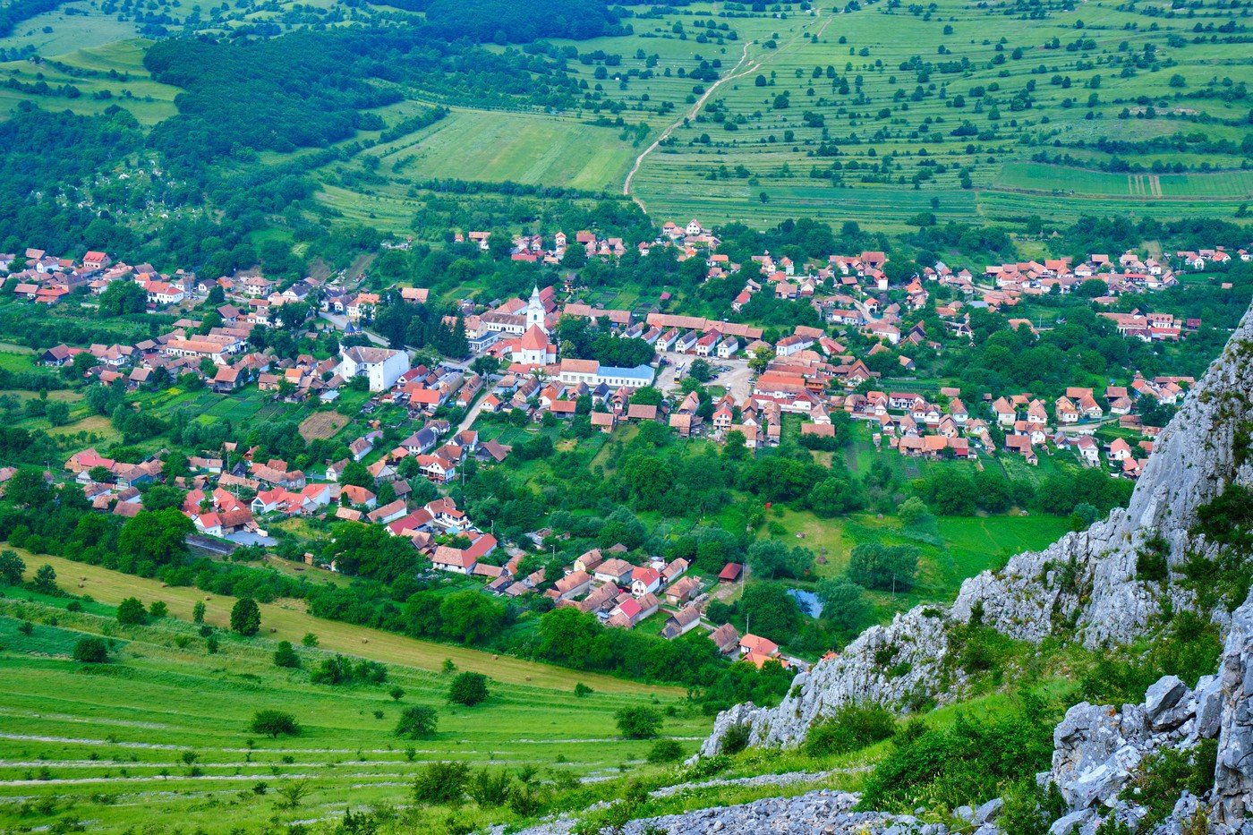 Satul românesc din inima Munților Apuseni, numit Petrindu, devine din ce în ce mai cunoscut pentru peisajele sale idilice și atmosfera de liniște, asemeni celor din Elveția