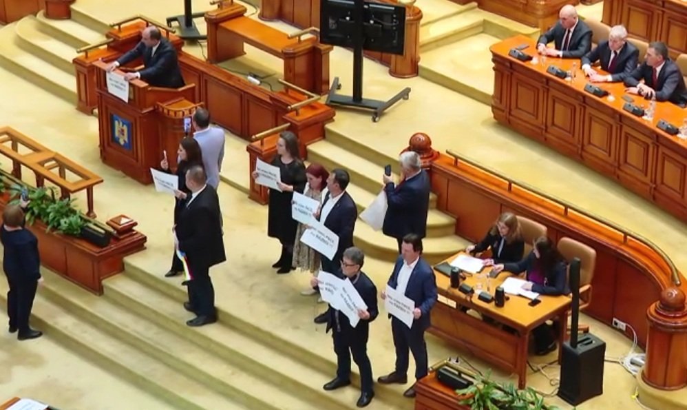 Parlamentul român a aprobat miercuri, cu o majoritate covârșitoare, dislocarea pe teritoriul țării a unor forțe și echipamente americane de apărare, la solicitarea fermă a președintelui Klaus Iohannis