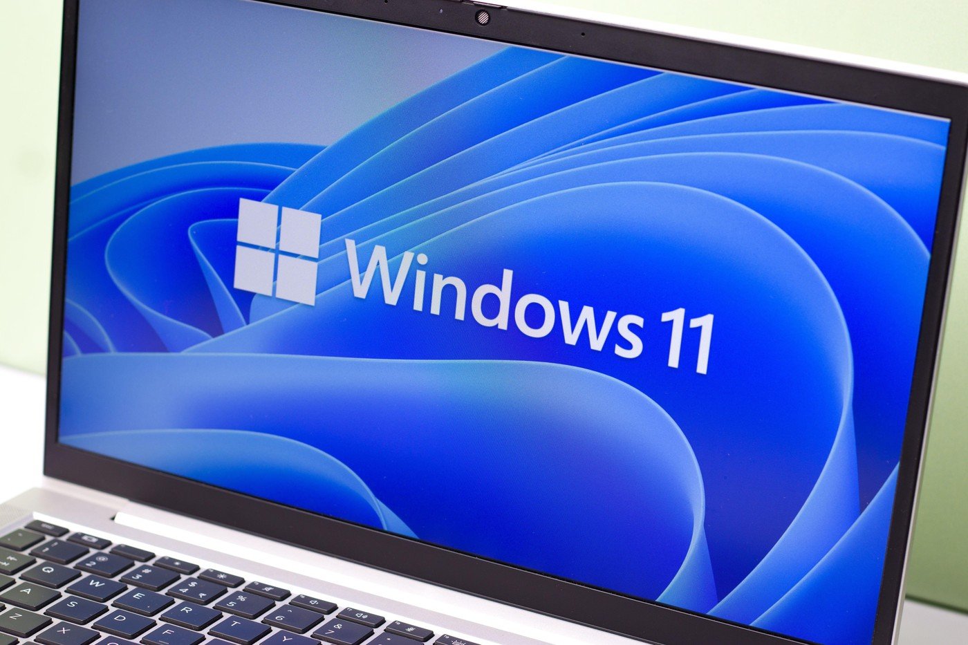 Microsoft își reevaluează abordarea față de Windows 11, în contextul nemulțumirilor tot mai numeroase din partea utilizatorilor, care se plâng de actualizări instabile, funcții de inteligență artificială implementate agresiv și experiență de utilizare frustrantă