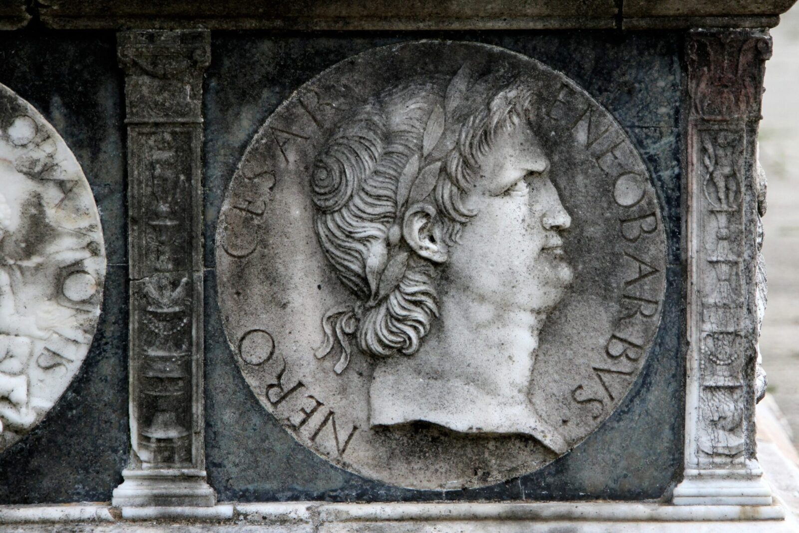 Seneca, filosoful stoic care a fost și mentorul împăratului Nero, a avut parte de o soartă tragică, simbolizând dramatic limitele puterii și ale idealurilor filozofice în epoca Romei antice