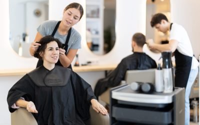 Businessul frumuseţii în România: câți bani lasă românii lunar în saloanele de înfrumusețare Industria frumuseții din România a devenit un pilon important al economiei locale, atrăgând tot mai mulți clienți dispuși să investească în imaginea lor