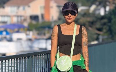 Fotbalista iraniană Shiva Amini, simbol al rezistenței feminine și al luptei pentru libertate în Iran Decizia unei foste jucătoare de fotbal din Iran de a poza jucând fără hijab a declanșat un întreg val de controverse și a scos la iveală drama personală care se ascunde în spatele unei simple imagini