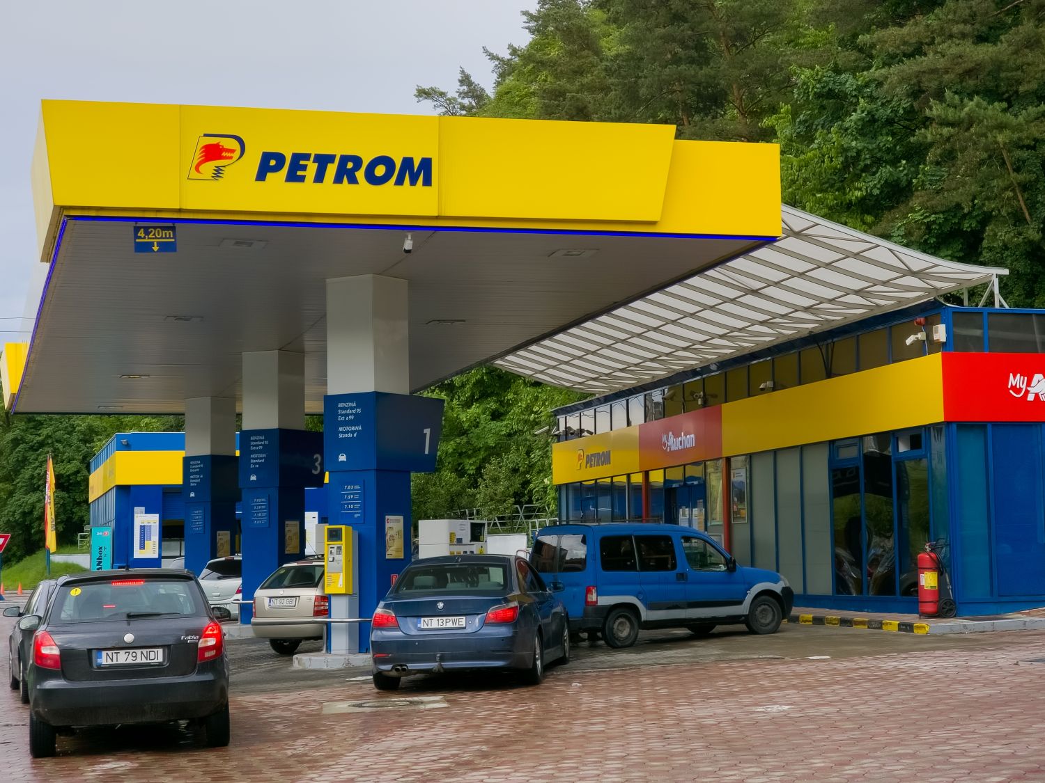 Prețurile carburanților în România înregistrează o creștere semnificativă din startul acestei săptămâni, conflictând cu tendința de scădere observată pe piețele internaționale