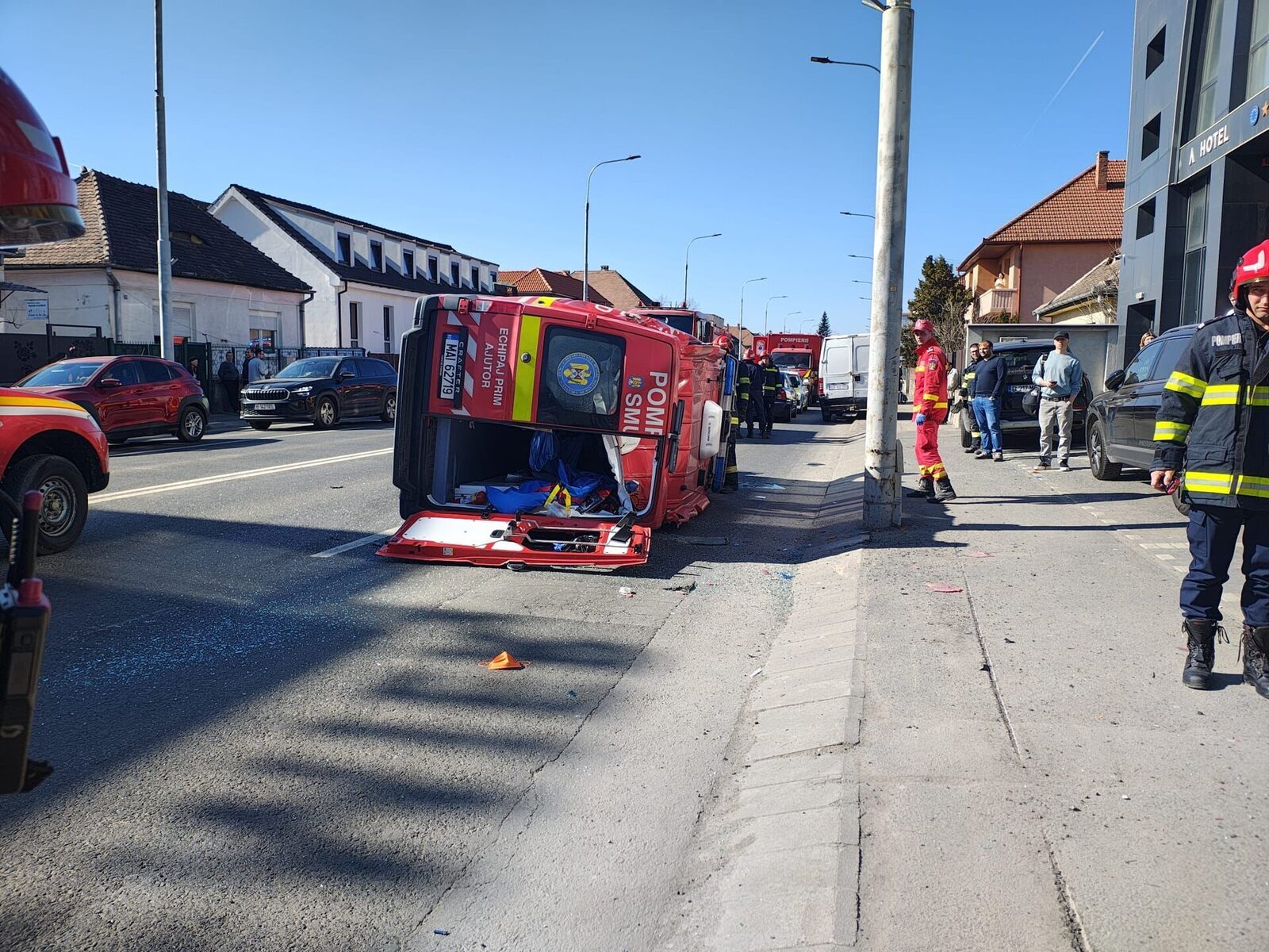 Un accident rutier grav produs pe bulevardul Vasile Milea din Sibiu a mobilizat de urgență echipe de intervenție, activând Planul Roșu de Intervenție pentru gestionarea situației critica