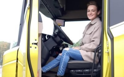Tânăra șoferiță din Olanda devine exemplu de independență într-un domeniu tradițional dominat de bărbați O tânără de numai 24 de ani a reușit să spargă tiparele și să devină un exemplu de succes în lumea transporturilor, cucerind drumurile Europei și demonstrând că ambiția și perseverența pot învinge toate prejudecățile