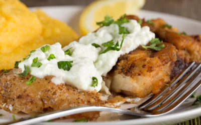 Sosul tartar, condimentul rafinat și versatil care completează perfect peștele prăjit sau pane, cucerește din ce în ce mai mulți gurmanzi din bucătăria românească