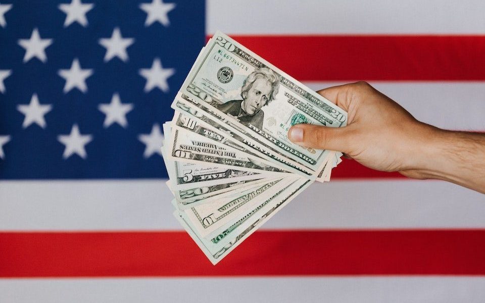 Departamentul Trezoreriei din Statele Unite a anunțat recent o mutare fără precedent: intenționează să marcheze bancnotele americane cu semnătura fostului președinte Donald Trump, în semn de onoare și recunoaștere a influenței sale în istoria recentă a națiunii