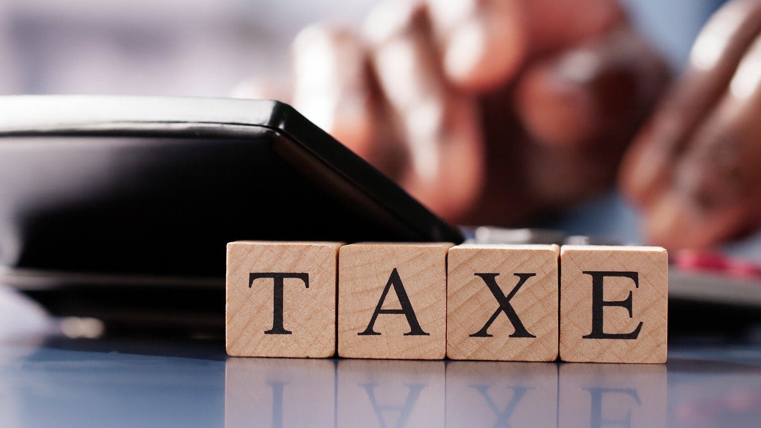 Taxa pe lux pentru românii cu case și mașini, aplicabilă din 2026