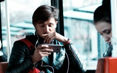 Cum poți face bani online folosind doar telefonul și internetul? Diversitatea de opțiuni devine tot mai mare, iar experiența celor care au început să câștige de acasă în timp ce stau online arată că nu e nevoie de abilități speciale sau investiții majore