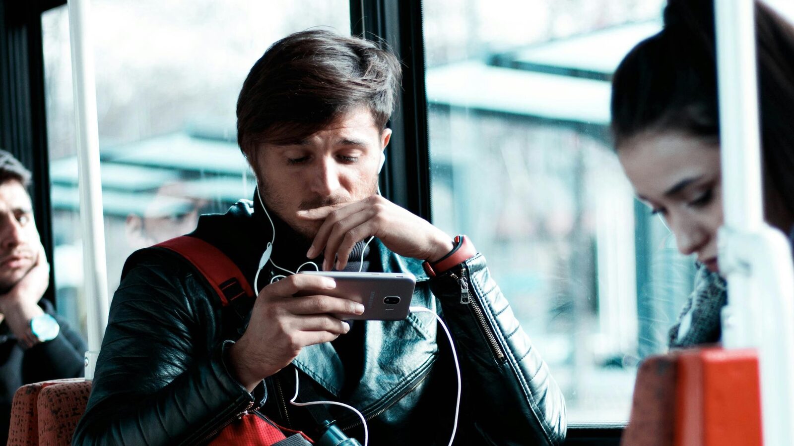 Cum poți face bani online folosind doar telefonul și internetul? Diversitatea de opțiuni devine tot mai mare, iar experiența celor care au început să câștige de acasă în timp ce stau online arată că nu e nevoie de abilități speciale sau investiții majore
