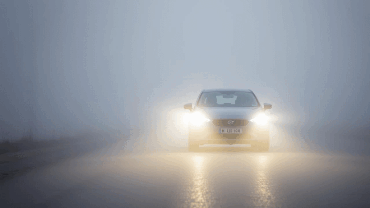 Ceața densă afectează din nou traficul rutier din mai multe zone ale țării, iar autoritățile avertizează conducătorii auto să fie extrem de precauți în această dimineață