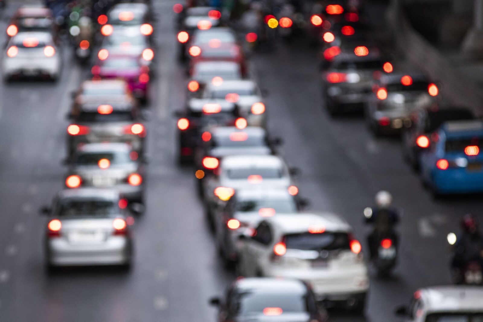 Mașini de lux trecute ilegal ca vehicule pentru persoane cu dizabilități, în France.