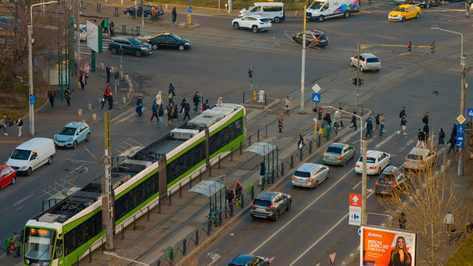 Autoritățile române pregătesc multiple scenarii pentru piața carburanților, într-un context de tensiuni geopolitice și creștere a cotațiilor internaționale ale petrolului