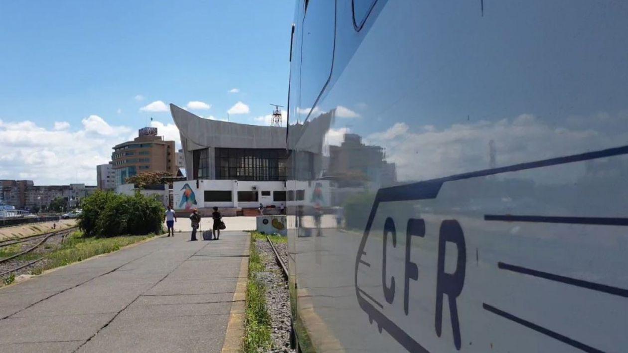 Traficul feroviar din vestul țării, pe ruta Holdea – Margina, a fost temporar suspendat marți seara, după ce o locomotivă de tren a deraiat în apropierea stației Holdea