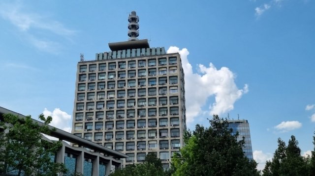 Televiziunea Publică acuzată de neclaritate în planul de investiții, guvernul și parlamentul privesc cu atenție solicitările de suplimentare a bugetului O întâlnire esențială s-a desfășurat luni la Palatul Parlamentului, unde conducerea Societății Române de Televiziune (SRTv) și membrii Comisiei pentru Cultură și Media a Senatului au discutat despre necesitatea unei suplimentări semnificative a fondurilor pentru 2026