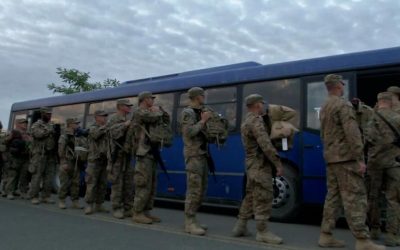 Militarii americani și echipamentele lor, în drum spre România: sosirea la baza de la Mihail Kogălniceanu începe oficial După un proces legislativ aprins și multiple dezbateri politice, sancționat de creșterea tensiunilor regionale, echipele militare și echipamentele americane sosesc oficial pe teritoriul României