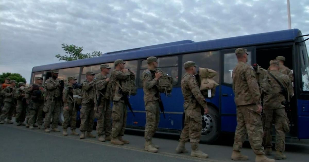 Militarii americani și echipamentele lor, în drum spre România: sosirea la baza de la Mihail Kogălniceanu începe oficial După un proces legislativ aprins și multiple dezbateri politice, sancționat de creșterea tensiunilor regionale, echipele militare și echipamentele americane sosesc oficial pe teritoriul României