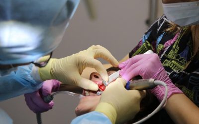 Sondajul relevă că 70% dintre români au cel puțin un dinte lipsă, iar vizitele la stomatolog sunt rare Un studiu recent scoate la iveală o problemă gravă a sănătății orale în România: 70% dintre adulți suferă de pierderea a cel puțin un dinte