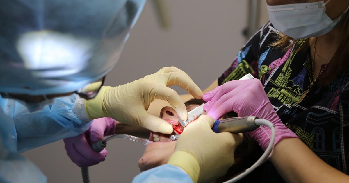 Sondajul relevă că 70% dintre români au cel puțin un dinte lipsă, iar vizitele la stomatolog sunt rare Un studiu recent scoate la iveală o problemă gravă a sănătății orale în România: 70% dintre adulți suferă de pierderea a cel puțin un dinte