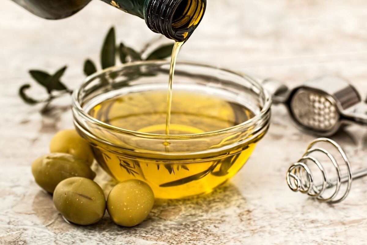 Uleiul de măsline, un simbol al calității și sănătății în bucătăria mediteraneană, rămâne unul dintre cele mai fraudate alimente de pe piața europeană, iar problemele din domeniu devin din ce în ce mai grave