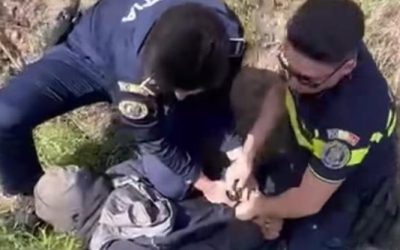 Un criminal evadat, urmărit de autorități de mai bine de o săptămână, a fost prins în mod neașteptat în localitatea Bacău, după ce a trecut fără să știe pe strada unde locuiește mama unei polițiste