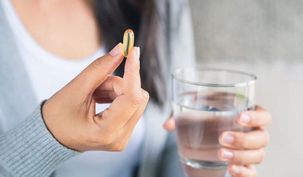 Suplimentele alimentare, o modă din ce în ce mai răspândită în România, aduc cu ele atât promisiuni de sănătate și vitalitate, cât și riscuri neașteptate pentru cei care le consumă fără recomandarea specialistului