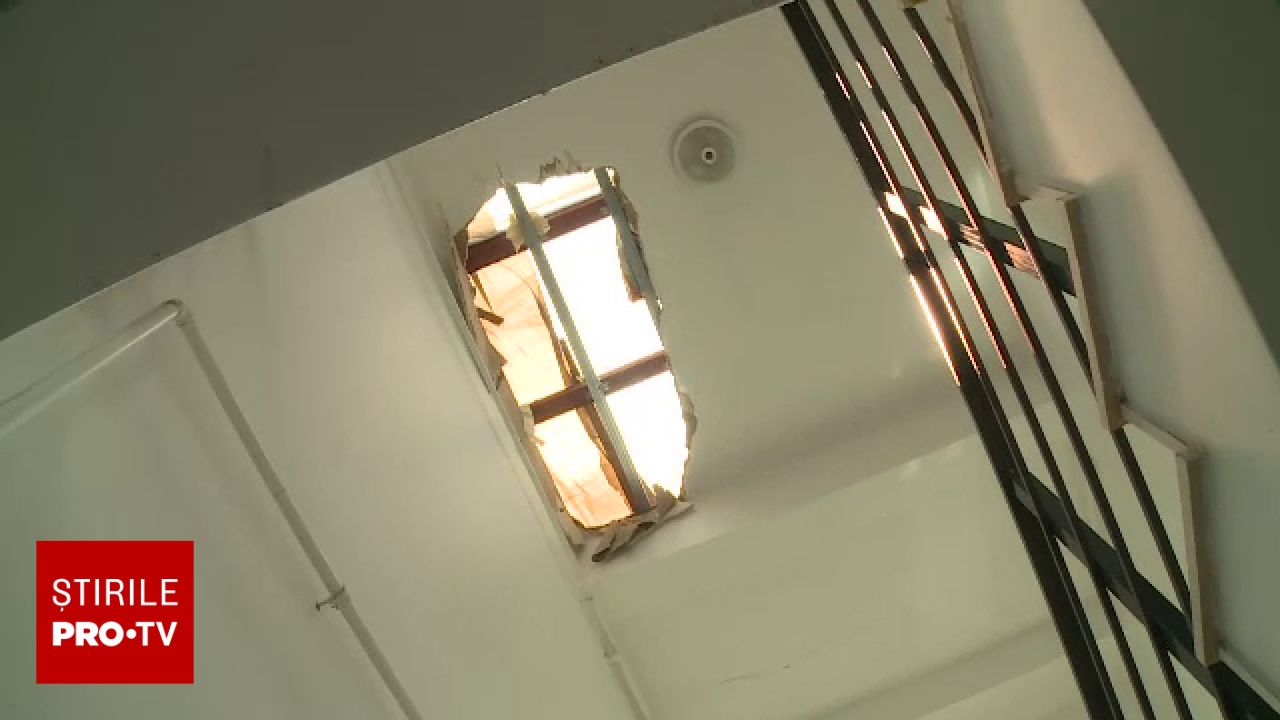 Fraudă în domeniul reparațiilor de acoperișuri în Ilfov și București: 30 de victime păgubite de escroci care promiteau servicii ieftine și rapide Un val de înșelătorii a zguduit recent zona Ilfov și Capitala, unde peste 30 de oameni au fost păcăliți de către escroci care se prezentau drept meseriași pricepuți în reparații de acoperișuri