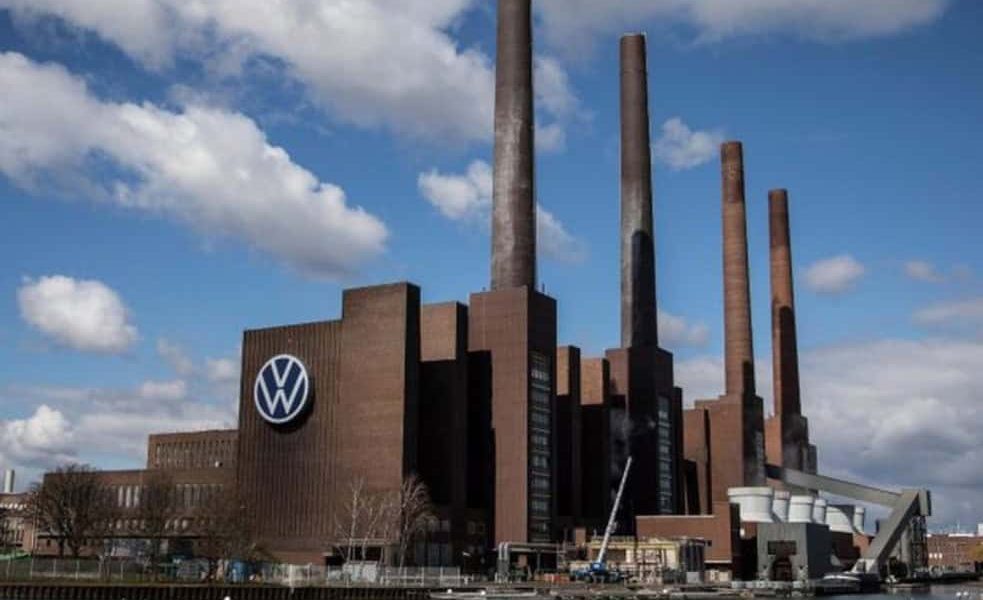 Criza din industria auto germană se adâncește, iar giganti precum Volkswagen și Porsche anunță măsuri radicale pentru a face față provocărilor economice și schimbărilor din piață