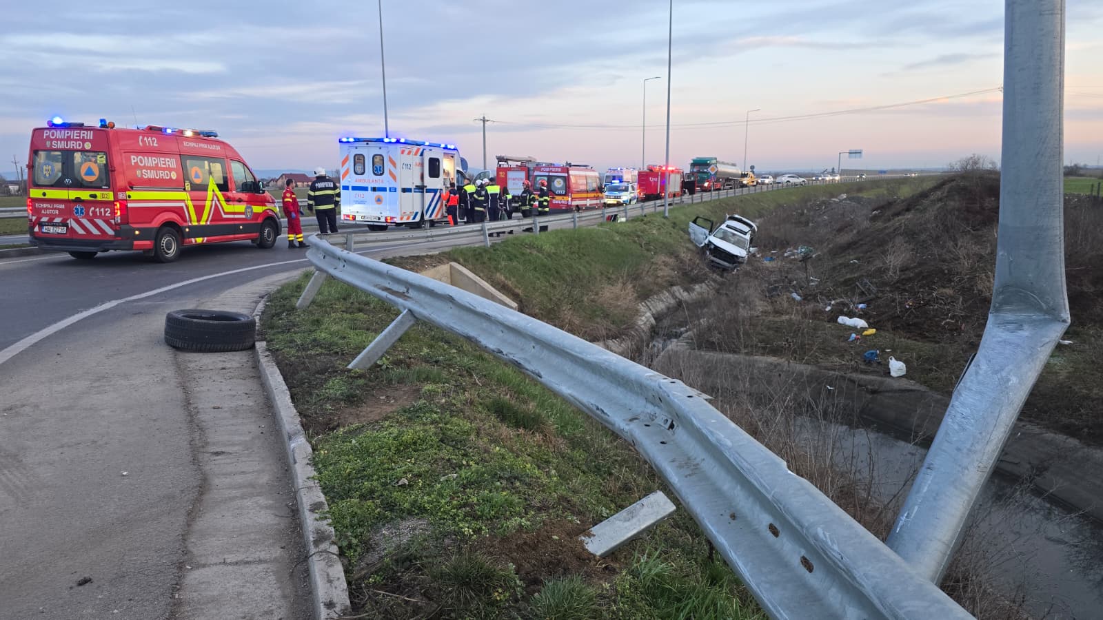 Accident grav la Satu Mare: două persoane rămânîncarcerate după răsturnarea unui autoturism în zona Sătmărel Un incident rutier soldat cu acțiuni de salvare intensive a avut loc astăzi în municipiul Satu Mare, în apropiere de Centura Ocolitoare, în cartierul Sătmărel