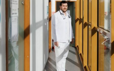 România va trece la ora de vară în noaptea de 28 spre 29 martie 2026, momentul fiind anunțat ca fiind cel în care ceasurile vor fi date înainte cu o oră, ora 3:00 devenind astfel ora 4:00