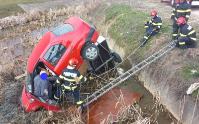Un incident rutier care a avut loc sâmbătă în comuna Galicea, din județul Vâlcea, a provocat o intervenție de urgență a pompierilor, după ce un bărbat a fost găsit blocat într-un canal în urma unui accident auto