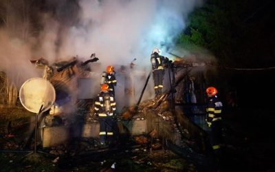 Tragedie într-o comună din Argeș: un incendiu izbucnit noaptea a luat viața unui bărbat O tragedie cutremurătoare a avut loc în noaptea de miercuri spre joi în comuna Tîgveni, situată în județul Argeș, unde un incendiu devastator s-a răspândit rapid într-o locuință bătrânească, provocând și o tragedie umană