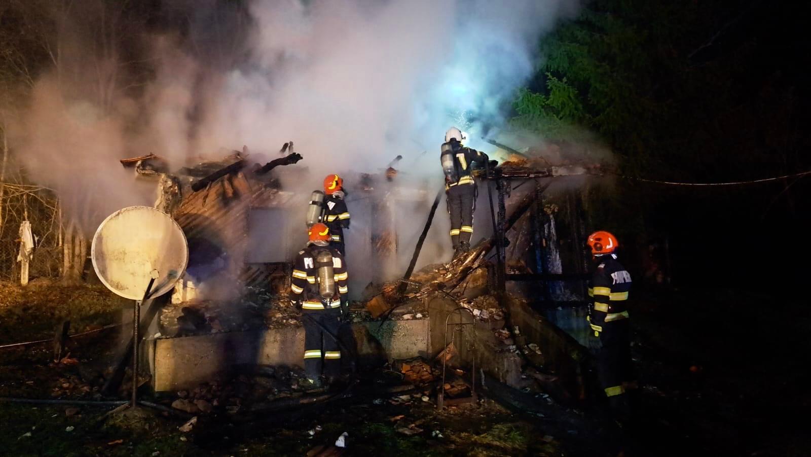 Tragedie într-o comună din Argeș: un incendiu izbucnit noaptea a luat viața unui bărbat O tragedie cutremurătoare a avut loc în noaptea de miercuri spre joi în comuna Tîgveni, situată în județul Argeș, unde un incendiu devastator s-a răspândit rapid într-o locuință bătrânească, provocând și o tragedie umană