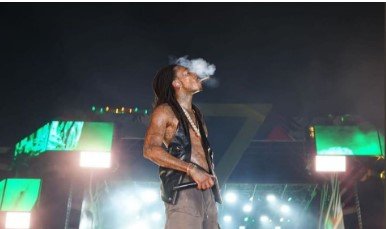 Înalta Curte decide dacă redeschide dosarul rapperului Whiz Khalifa pentru consum pe scenă în 2024