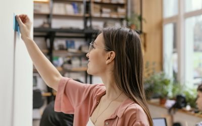 Un student român a revoluționat modul în care ne putem decora și organiza spațiile interioare, cu o invenție simplă, dar inovatoare, care promite să schimbe regulile jocului pentru cei care locuiesc în apartamente închiriate sau în spații de lucru flexibile