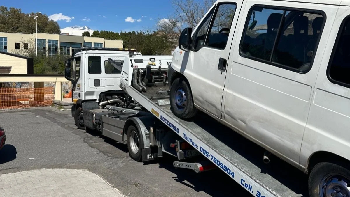 Poliția italiană a descoperit o familie de români locuind ilegal într-un apartament din Paternó, Sicilia, afectată de multiple probleme legale