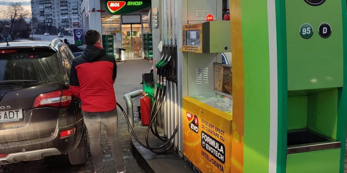Guvernul PLAFONEAZĂ prețul la carburanți. Scădere și de accize, până pe 30 iunie