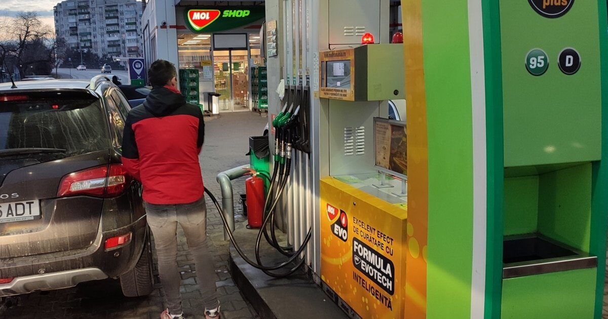 Guvernul PLAFONEAZĂ prețul la carburanți. Scădere și de accize, până pe 30 iunie