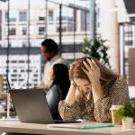 Epuizare cruntă? Medicul îți dă concediu medical pentru burnout în România