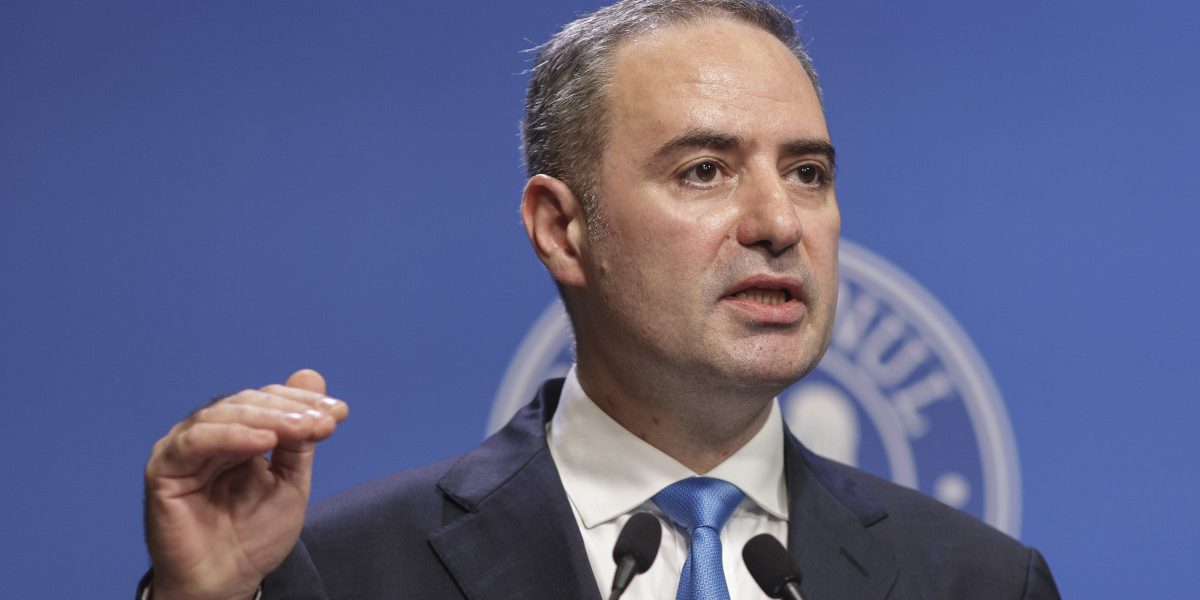 Criza politică lovește: Ministrul de Finanțe avertizează România